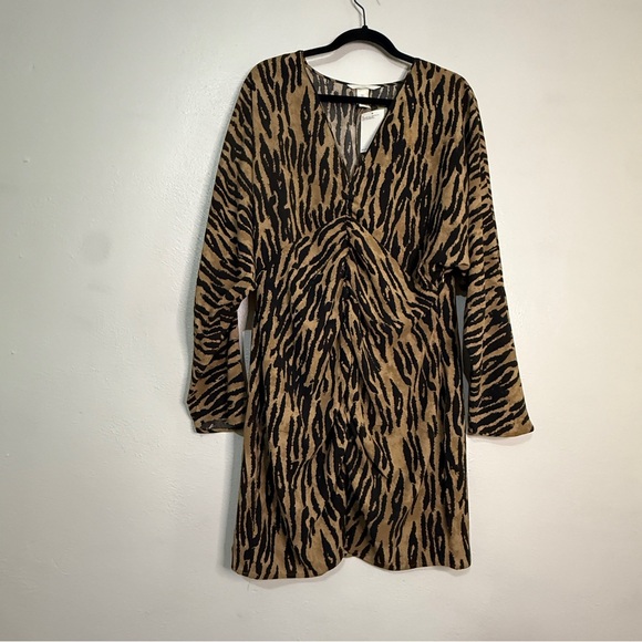 H&M Dresses & Skirts - H&M Black and Tan Patterned Long-Sleeved Dress. Sz L.